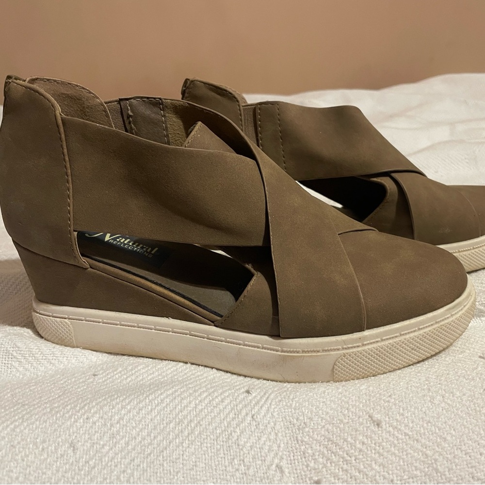 Natural Reflections Brown Heels with Modern Design